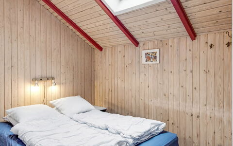Reinhold - 1.9Km from the Sea: Camera Da Letto, Legna, Interior Design, Letto, Soffitto, Pavimento, Camera, Pavimentazione, Lenzuolo, Mobilia