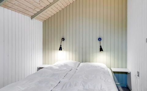 Reinhold - 1.9Km from the Sea: Legna, Pavimentazione, Camera Da Letto, Pavimento, Soffitto, Interior Design, Letto, Bedding, Camera, Lenzuolo