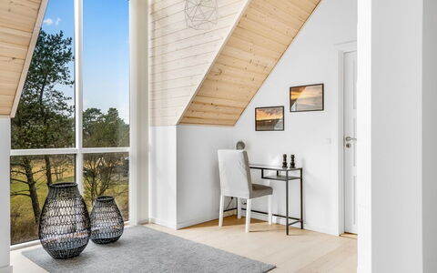 Etly - 246M from the Sea: Pavimentazione, Interior Design, Pavimento, Pavimento In Legno, Legna, Mobilia, Soffitto, Casa, Pavimento Laminato, Illuminazione