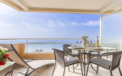 Le Chevalier: Mobilia, Interior Design, Pavimentazione, Pavimento, Sedia, Soffitto, Tavolo, Appartamento, Balcone, Cucina & Sala Da Pranzo Tavolo