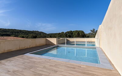 Bonifacio 201: Piscina, Pavimentazione, Pavimento, Materiale Composito, Calcestruzzo, Piastrella, Shade, Design, Illuminazione Diurna