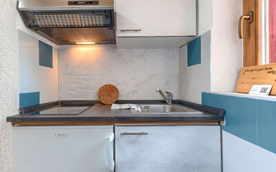 Meazza 324.2: Cucina, Controsoffitto, Lavandino Della Cucina, Elettrodomestico Da Cucina, Interior Design, Idraulico Fixture, Apparecchio Major, Pavimentazione, Rubinetto, Elettrodomestico