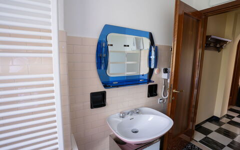 Miralago: Interior Design, Idraulico Fixture, Idraulico, Lavandino Del Bagno, Bagno, Specchio, Rubinetto, Lavello, Piastrella