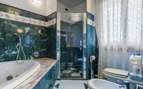 Villa Silvana: Pavimentazione, Interior Design, Pavimento, Idraulico Fixture, Bagno, Soffitto, Piastrella, Camera, Rubinetto, Idraulico