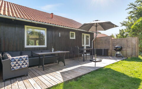 Arise - 700M from the Sea: Tetto, Casa, Lotto, Casa, Villetta, Estate, Edifici Giardino, Shade, Log Cabin, Landscaping