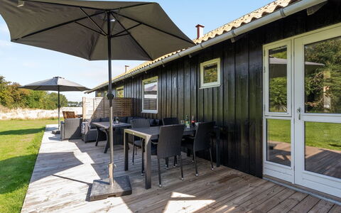 Arise - 700M from the Sea: Tetto, Casa, Lotto, Casa, Villetta, Estate, Edifici Giardino, Shade, Log Cabin, Landscaping