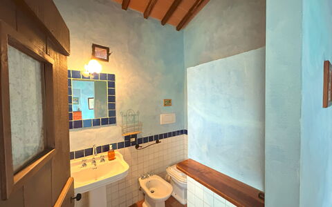Appartamento La Torretta Di Pietra, Wifi, Perugia: Parete, Idraulico Fixture, Interior Design, Pavimentazione, Bagno, Pavimento, Lavandino Del Bagno, Soffitto, Rubinetto, Idraulico