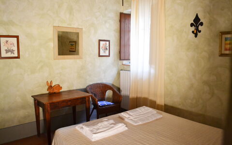 Appartamento Il Fienile Del Sole, Wifi, Perugia: Parete, Interior Design, Pavimento, Camera, Cornice, Vaso Di Fiori, Color Legno, Biancheria, Pianta Della Casa, Latifoglie