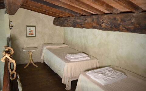 Appartamento Il Fienile Del Sole, Wifi, Perugia: Parete, Legna, Camera Da Letto, Lenzuolo, Pavimentazione, Pavimento, Biancheria, Interior Design, Bedding, Letto