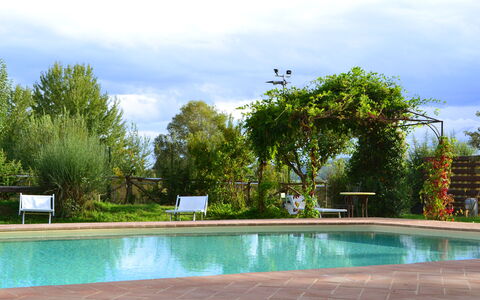 Appartamento Il Cantico Del Gallo, Wifi, Near Peru: Piscina, Mobili Da Esterno, Ricorrere, Giardino, Shade, Tempo Libero, Eco Hotel, Landscaping, Backyard