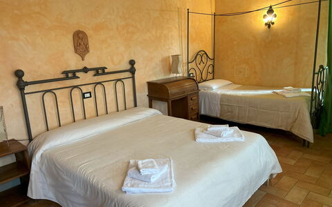 Appartamento Il Cantico Del Gallo, Wifi, Near Peru: Mobilia, Pavimentazione, Pavimento, Interior Design, Letto, Camera Da Letto, Telaio Del Letto, Sedia, Bedding, Lampada