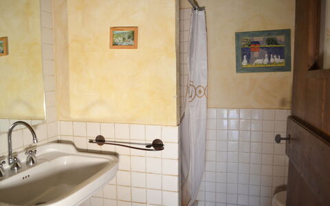 Appartamento Vele, Wifi, Near Perugia: Idraulico Fixture, Parete, Bagno, Lavandino Del Bagno, Pavimentazione, Rubinetto, Lavello, Pavimento, Interior Design, Idraulico