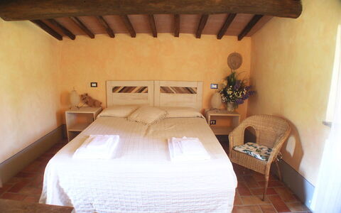 Appartamento Pietra Viva, Wifi, Near Perugia: Mobilia, Pavimentazione, Pavimento, Agriturismo, Camera Da Letto, Letto, Sedia, Telaio Del Letto, Color Legno, Pianta Della Casa
