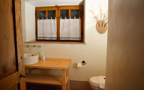 Appartamento Poggiolo, Wifi, Near Perugia: Parete, Lavandino Del Bagno, Legna, Idraulico Fixture, Interior Design, Pavimentazione, Pavimento, Lavello, Camera, Bagno