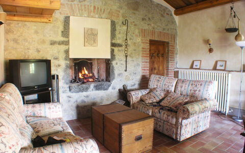 Appartamento Poggiolo, Wifi, Near Perugia: Mobilia, Parete, Pavimentazione, Interior Design, Camera, Tavolo, Sedia, Soggiorno, Divano, Soffitto