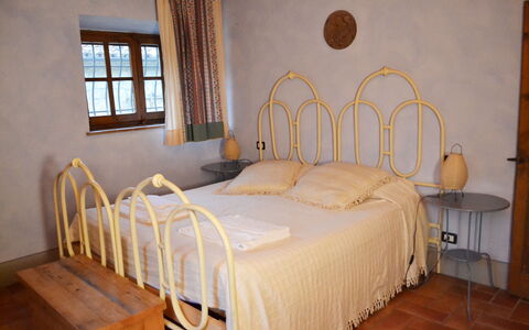 Appartamento Poggiolo, Wifi, Near Perugia: Letto, Mobilia, Camera Da Letto, Legna, Bedding, Interior Design, Lenzuolo, Pavimento, Telaio Del Letto, Pavimentazione