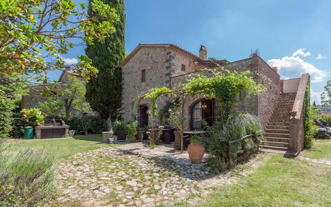 Appartamento La Vecchia Cedraia, Wifi, Perugia: Arbusto, Casa, Porta, Casa, Estate, Giardino, Villetta, Brick, Landscaping