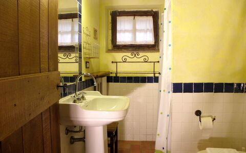 Appartamento La Vecchia Cedraia, Wifi, Perugia: Idraulico Fixture, Bagno, Lavandino Del Bagno, Interior Design, Pavimentazione, Pavimento, Lavello, Rubinetto, Idraulico, Illuminazione