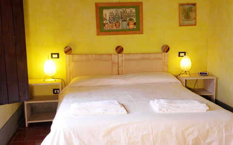 Appartamento La Vecchia Cedraia, Wifi, Perugia: Interior Design, Letto, Mobilia, Camera Da Letto, Parete, Pavimento, Pavimentazione, Legna, Lenzuolo, Camera