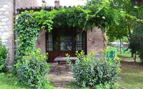Appartamento Scuderia Del Borgo, Wifi, Perugia: Giardino, Backyard, Shade, Brick, Cortile, Landscaping, Struttura Esterna, Mobili Da Esterno, Cortile, Pergola