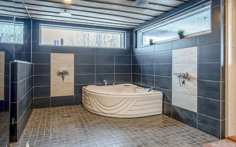 Ellivuori West 1: Pavimentazione, Idraulico Fixture, Interior Design, Pavimento, Soffitto, Bagno, Piastrella, Illuminazione, Idraulico, Materiale Composito