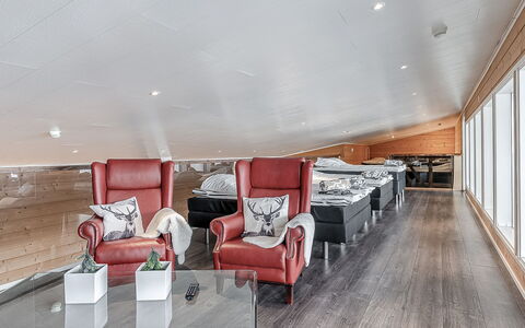 Ellivuori West 1: Interior Design, Soffitto, Mobilia, Divano, Pavimentazione, Pavimento, Illuminazione, Soggiorno, Camera