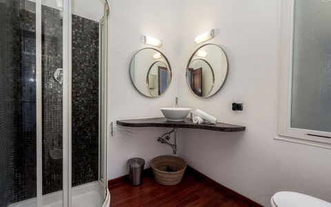 Rue des Serbes: Interior Design, Pavimento, Pavimentazione, Idraulico Fixture, Soffitto, Illuminazione, Bagno, Camera, Idraulico, Rubinetto