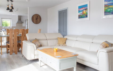 Kylas: Mobilia, Interior Design, Pavimentazione, Legna, Pavimento, Divano, Casa, Tavolo, Soggiorno, Camera