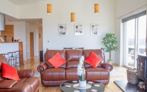 Salt Cottage: Mobilia, Interior Design, Pavimentazione, Divano, Legna, Pavimento, Soffitto, Camera, Soggiorno, Tavolo