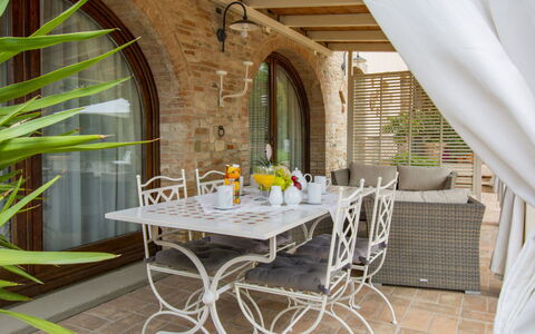 La Vecchia Pieve: Mobilia, Sedia, Tavolo, Interior Design, Pavimentazione, Cucina & Sala Da Pranzo Tavolo, Pavimento, Mobili Da Esterno, Vaso Di Fiori, Pianta Della Casa