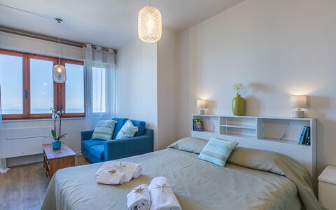 Mediterraneo: Letto, Mobilia, Interior Design, Camera Da Letto, Bedding, Pavimento, Lenzuolo, Pavimentazione, Camera, Parete