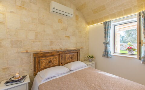 Lamia Del Vespro: Soffitto, Interior Design, Pavimento, Mobilia, Camera Da Letto, Telaio Del Letto, Letto, Bedding, Color Legno, Lenzuolo