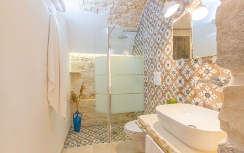 Lamia Del Vespro: Pavimentazione, Idraulico Fixture, Interior Design, Bagno, Pavimento, Gabinetto, Idraulico, Soffitto, Piastrella, Toilet Seat