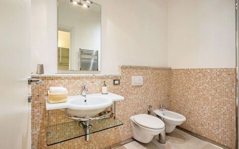 Casa Garibaldi - Levanto: Bagno, Lavandino Del Bagno, Idraulico Fixture, Pavimentazione, Interior Design, Lavello, Pavimento, Rubinetto, Idraulico, Specchio