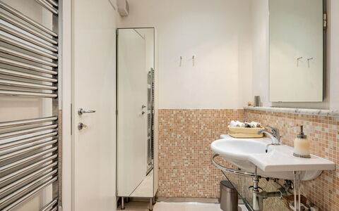 Casa Garibaldi - Levanto: Bagno, Idraulico Fixture, Pavimentazione, Interior Design, Lavandino Del Bagno, Pavimento, Lavello, Specchio, Rubinetto, Idraulico
