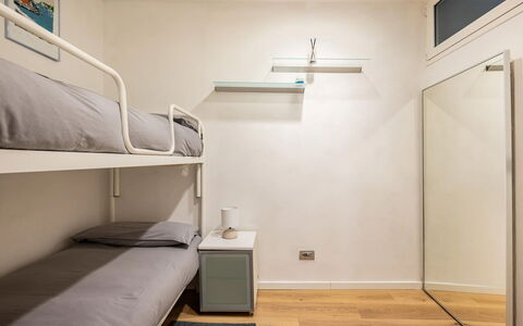 Casa Garibaldi - Levanto: Letto, Camera Da Letto, Interior Design, Pavimento, Mobilia, Pavimentazione, Lenzuolo, Soffitto, Bedding, Illuminazione