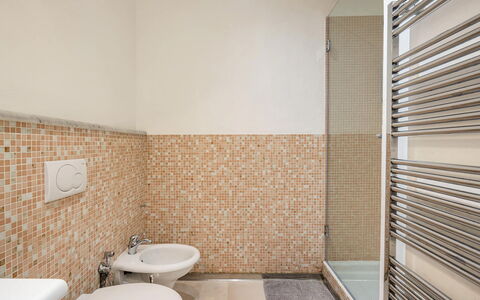 Casa Garibaldi - Levanto: Pavimentazione, Pavimento, Bagno, Idraulico Fixture, Interior Design, Piastrella, Idraulico, Materiale Composito, Soffitto, Gabinetto