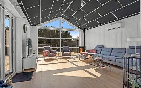 Amdi - 1.3Km from the Sea: Soffitto, Interior Design, Pavimentazione, Pavimento, Sedia, Bicchiere, Shade, Pavimento In Legno, Latifoglie, Soggiorno