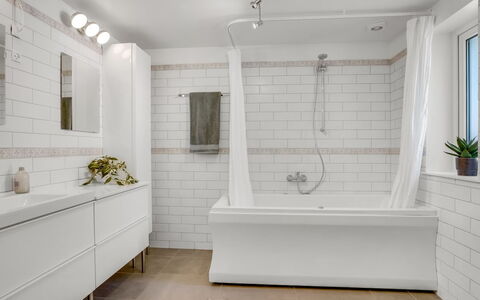 Amdi - 1.3Km from the Sea: Pavimentazione, Interior Design, Pavimento, Idraulico Fixture, Idraulico, Bagno, Vasca Da Bagno, Piastrella, Soffitto, Lampada
