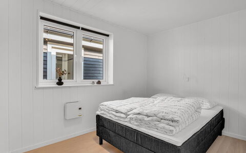 Amdi - 1.3Km from the Sea: Legna, Camera Da Letto, Pavimento, Soffitto, Bedding, Letto, Telaio Del Letto, Lenzuolo, Congelamento, Materasso