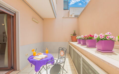 La Nuvola Sui Pedali: Interior Design, Pavimentazione, Pavimento, Rosa, Appartamento, Vaso Di Fiori, Pianta Della Casa, Modanatura, Color Legno, Balcone