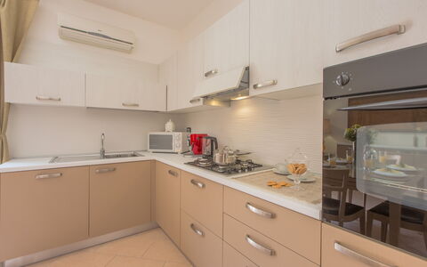 La Nuvola Sui Pedali: Cucina, Elettrodomestico Da Cucina, Controsoffitto, Apparecchio Major, Legna, Cabinetry, Pavimentazione, Interior Design, Cucina Stufa, Lavello
