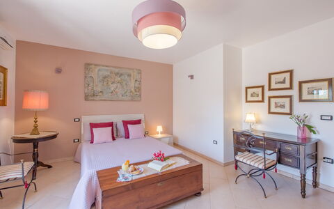 La Nuvola Sui Pedali: Mobilia, Interior Design, Pavimentazione, Pavimento, Camera Da Letto, Camera, Letto, Tavolo, Soffitto, Rosa