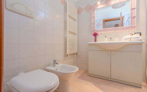 La Nuvola Sui Pedali: Pavimentazione, Interior Design, Pavimento, Idraulico Fixture, Bagno, Lavello, Rubinetto, Camera, Idraulico, Lavandino Del Bagno