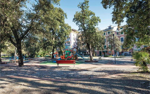 Casa Camuri - Levanto: Giorno, Albero, Città, Spazio Pubblico, Quartiere, Zona Residenziale, Urban Design, Insediamento Umano, Appartamento, Primavera