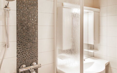 Pirkonlahti: Bagno, Interior Design, Idraulico Fixture, Pavimentazione, Parete, Pavimento, Rubinetto, Piastrella, Idraulico, Illuminazione