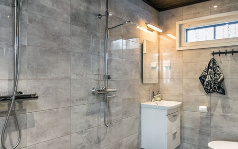 Villa Karhenhelmi: Mobilia, Interior Design, Pavimentazione, Pavimento, Tavolo, Soffitto, Cucina & Sala Da Pranzo Tavolo, Illuminazione, Sedia, Casa