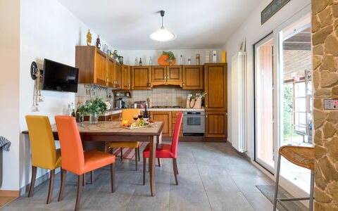 Casa Colleoro: Mobilia, Interior Design, Pavimentazione, Legna, Soffitto, Tavolo, Pavimento, Cucina, Camera, Sedia