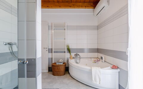 Casa Colleoro: Interior Design, Pavimentazione, Idraulico Fixture, Pavimento, Soffitto, Illuminazione, Bagno, Idraulico, Casa, Mobilia