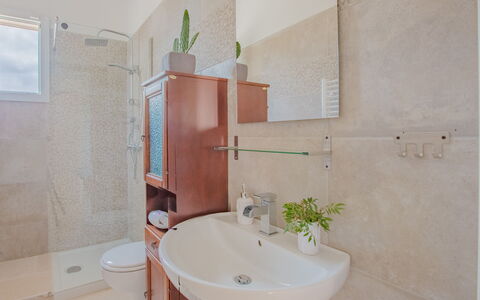 Villa Vera: Bagno, Lavandino Del Bagno, Idraulico Fixture, Pavimentazione, Lavello, Interior Design, Pavimento, Rubinetto, Gabinetto, Idraulico